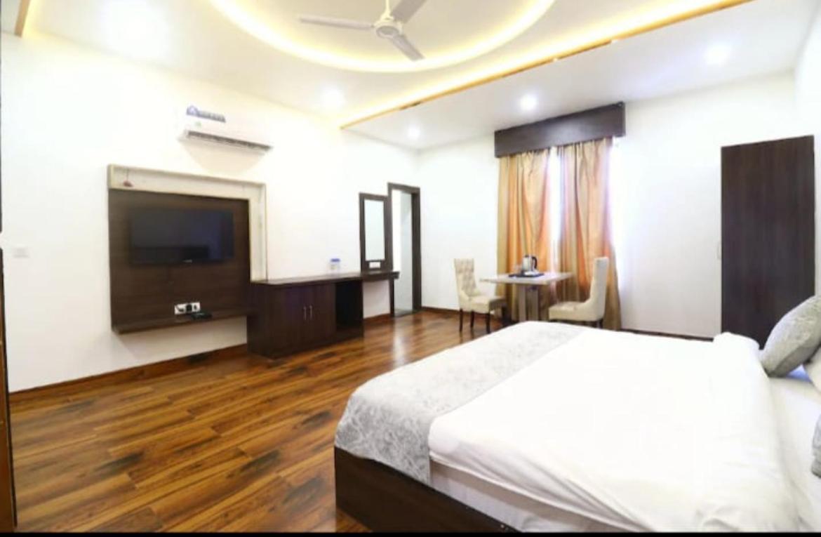 Hotel Vrindavan Prosperity Exteriör bild