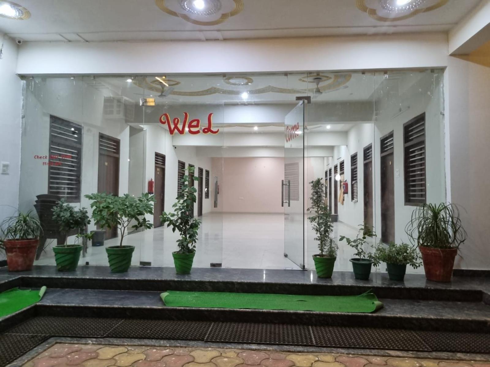 Hotel Vrindavan Prosperity Exteriör bild